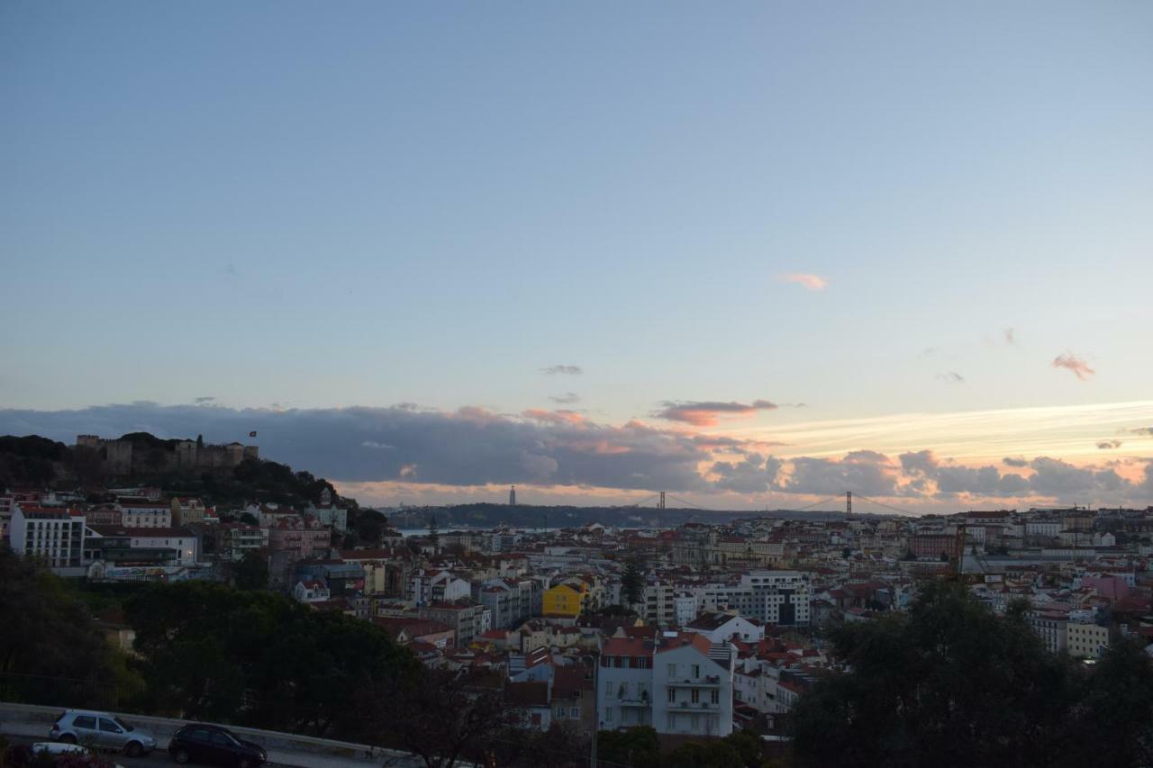 Elegant Riverview Apartment In Historical Lisbona Esterno foto
